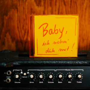 CD mit der Aufschrift: Baby, ich nehm dich mit, steht auf einem Gitarrenverstärker