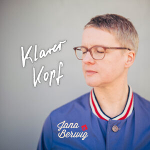 Portrait einer Frau mit Brille, Kopf leicht nach Links gedreht. Auf der Linken Seite der der Titel der Single.